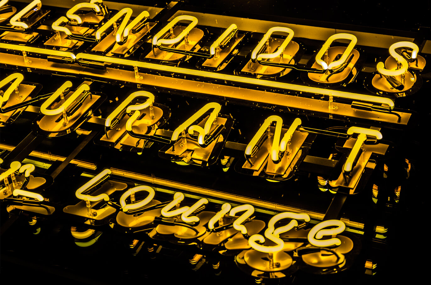 neon-restauracja-esplendidos-tapas-restaurant-neon-zolty-neon-na-scianie-restauracji-zewnatrz-neon-wysoko-neon-na-stelazu-neon-podswietlany-napisy-neonowe-litery-neonowe-gdynia-redłowo